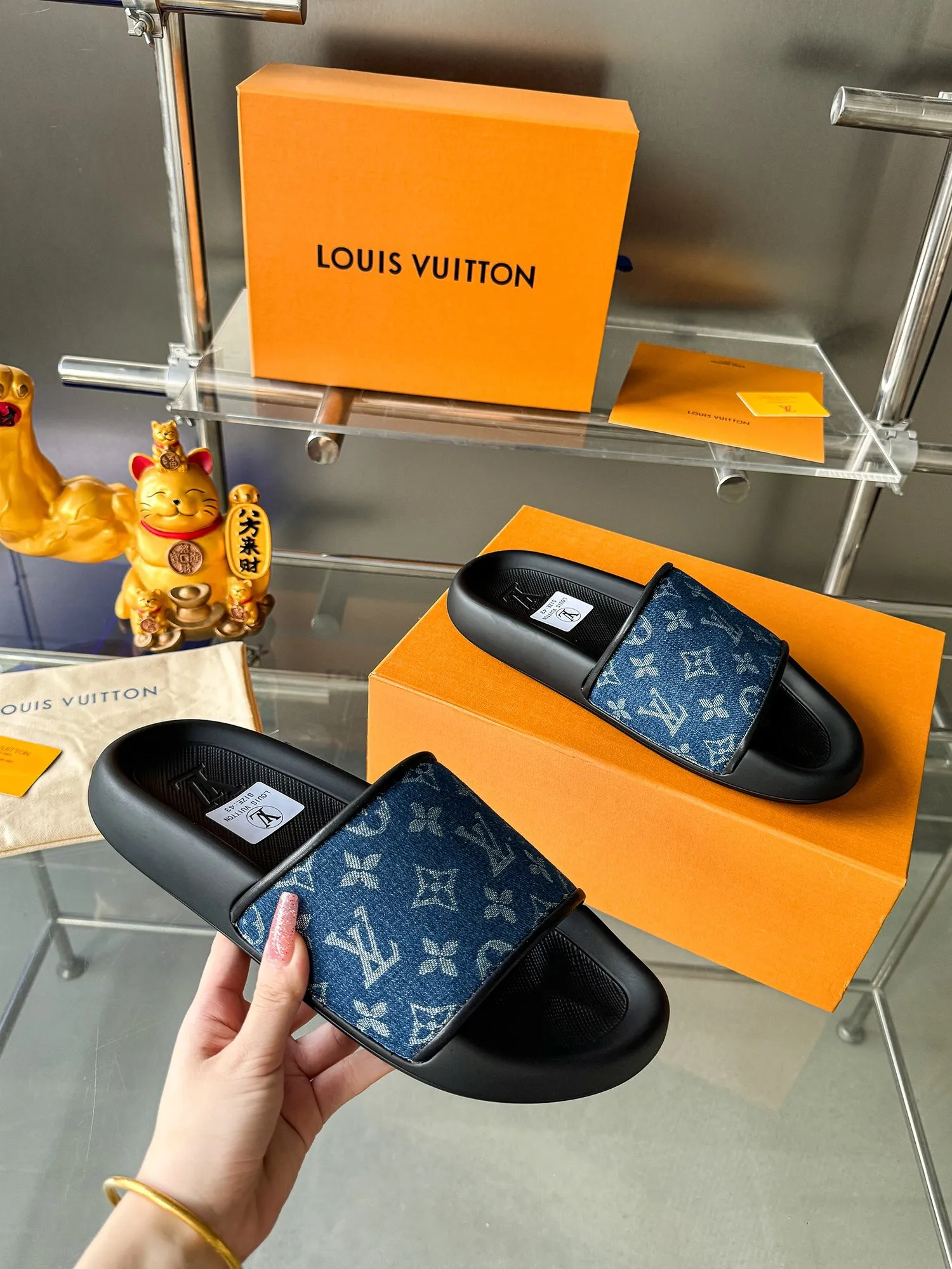 [L Home] P: 300💰 ▪️Shoe size: Women's 35-40 Men's 38-46▪️Packaging: Counter top quality~original packaging Louis Vuitton lv couple's monogram embossed slippers This season, Waterfront sandals return with a new look, and the upper buckle is embossed with Louis Vuitton's iconic Monogram pattern. Made of waterproof rubber with a comfortable and resilient insole. The lightweight, flexible outsole is embossed with the Louis Vuitton logo. Exquisitely packaged at the delivery counter 🛍📦 ▪️Fabric: Original molded rubber foam ▪️Sole: Original molded rubber foam outsole ▪️Sole thickness: 3CM.